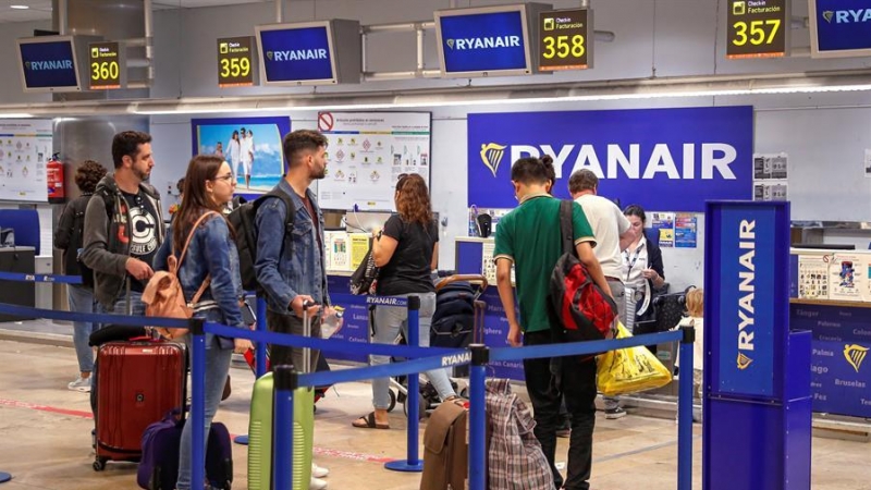 Mostradores de facturación de la compañía aérea Ryanair en el aeropuerto Madrid-Barajas. EFE/Emilio Naranjo/Archivo