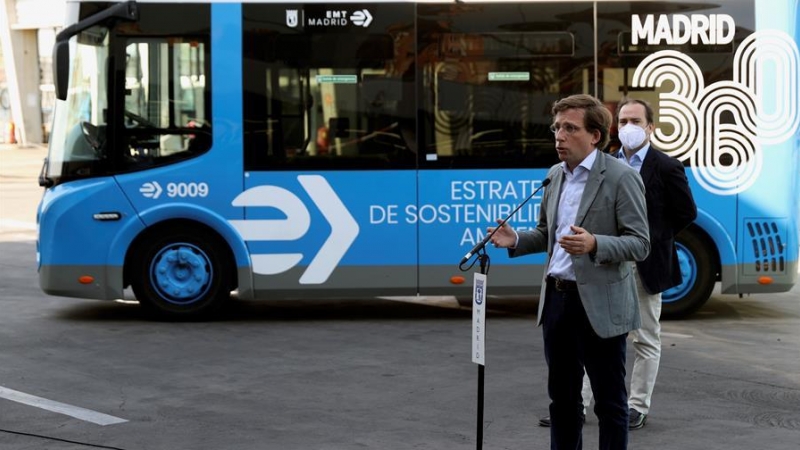 El alcalde de Madrid, José Luis Martínez-Almeida (2d), y el delegado de Medio Ambiente y Movilidad, Borja Carabante (d), visitan el Centro de Operaciones de la EMT en Carabanchel para conocer los dos modelos de autobuses eléctricos que acaba de comprar el
