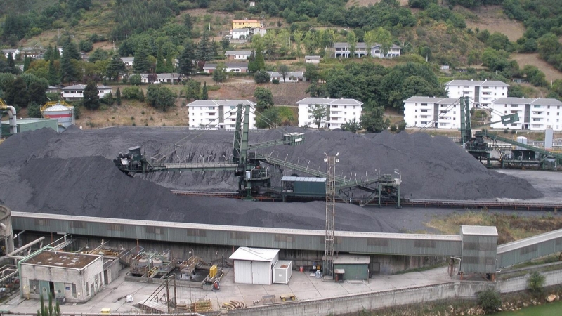 Parque de carbones de la central termica de Narcea, en Tineo (Asturias).