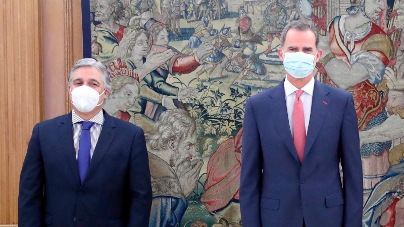 El rey Felipe VI con el ministro de Asuntos Exteriores uruguayo, Francisco Bustillos. / EFE- José Jiménez