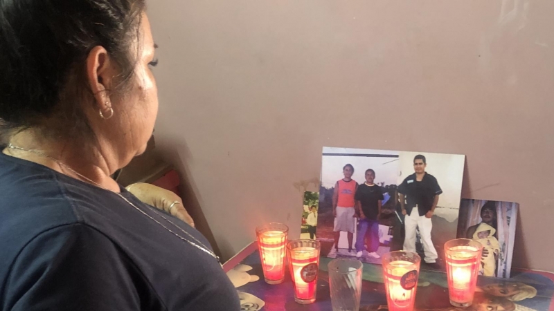Madre de los tres hermanos asesinados en la masacre de Irapuato observa altar con fotos de sus hijos. | Alberto Pradilla