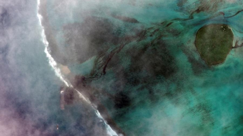 Un satélite muestra la gran mancha de combustible alcanzando las costas de Isla Mauricio. REUTERS