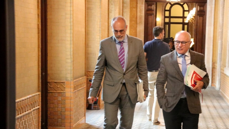 El lletrat major del Parlament, Joan Ridao, i el secretari general de la cambra, Xavier Muro, caminant pels passadissos del Parlament. MARTA SIERRA / ACN