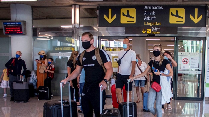 Viajeros en el aeropuerto de Son Sant Joan, en Palma de Mallorca. - EFE