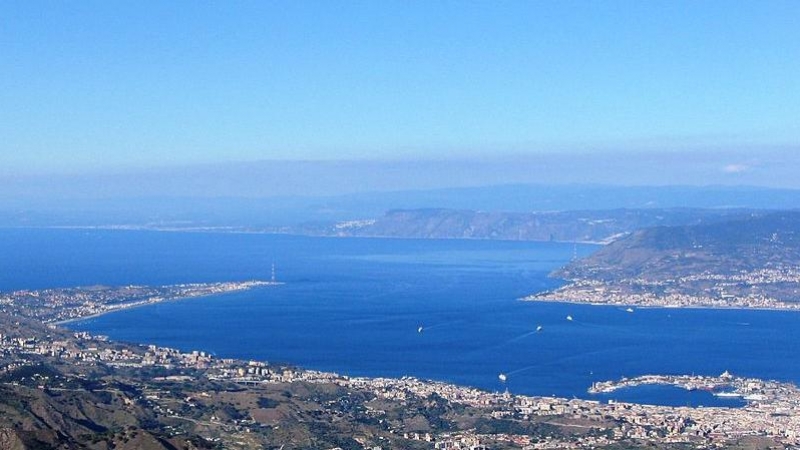 Foto panorámica del estrecho marino que separa la isla de Sicilia de la Italia peninsular / Wikipedia