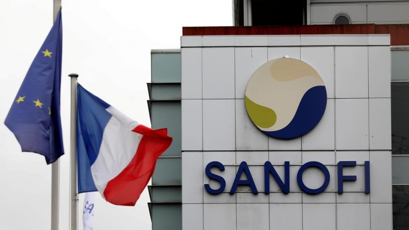 El logo de la farmacéutica Sanofi, junto a las banderas de Francia y de la UE, en su centro de I+D en la localidad gala de Vitry-sur-Seine. REUTERS/Charles Platiau