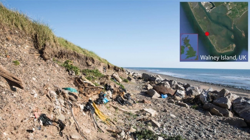 La erosión de los vertederos de residuos, como el de Walney Island, Reino Unido, desentierra continuamente la basura plástica enterrada en el océano. Estos vertederos existen en todo el mundo y son una de las muchas fuentes de contaminación de plástico ma