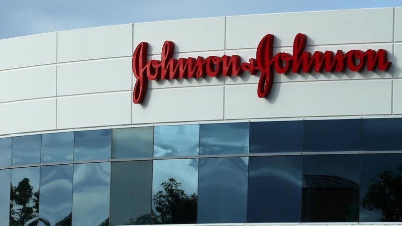 El edificio de la farmacéutica Johnson & Johnson, en la localidad californiana de Irvine (EEUU). REUTERS/Mike Blake