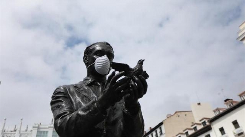 Estatua de Federico García Lorca con una mascarilla en la Plaza de Santa Ana. - Marta Fernández Jara - Europa Press - Archivo