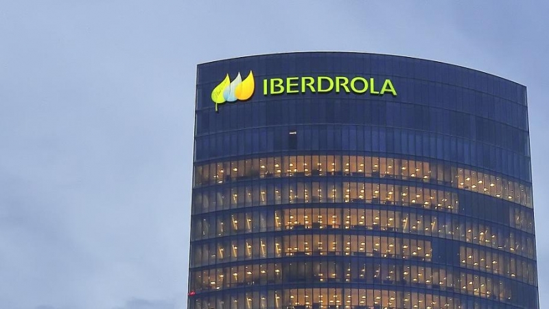 El logo de Iberdrola en lo alto de su sede en Bilbao.