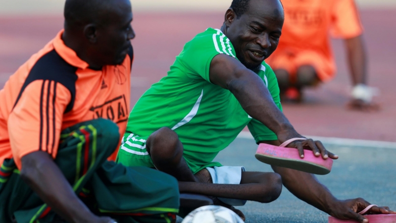 Víctimas de polio en un partido de fútbol benéfico en Abuja, Nigeria. / REUTERS
