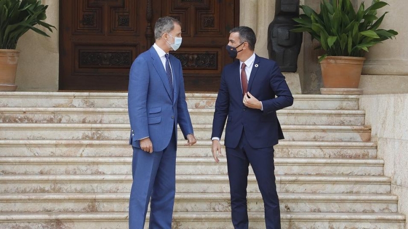 El rey Felipe VI y el presidente del Gobierno, Pedro Sánchez, en el Palacio de Marivent, en Palma, antes del habitual despacho veraniego. E.P.