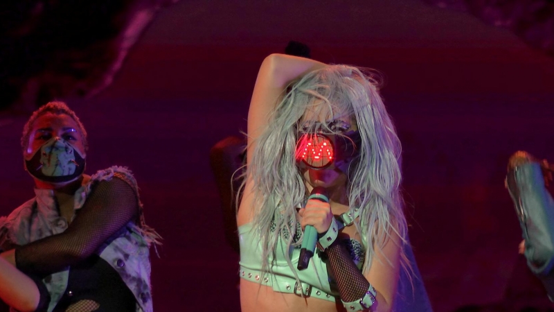 Lady Gaga en los MTV VMA de 2020 con una mascarilla negra que tenía una pequeña pantalla de luces que cambiaban de color. REUTERS