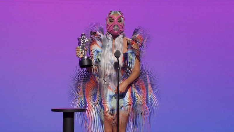 Fotografía cedida por MTV que muestra a la artista estadounidense Lady Gaga mientras habla tras recibir uno de los premios MTV VMA 2020. EFE/ MTV