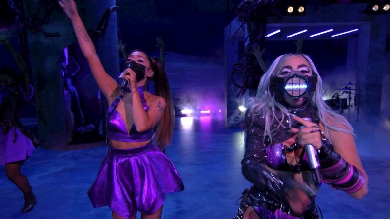 Fotografía cedida por MTV que muestra a las artistas estadounidenses Lady Gaga (d) y Ariana Grande (i) mientras se presentan durante la ceremonia de entrega de los MTV Video Music Awards (VMA) 2020. EFE/ MTV