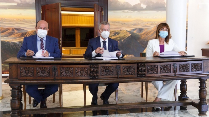 El presidente del PNV, Andoni Ortuzar (i), y la secretaria general del PSE-EE, Idoia Mendia (d), han firmado este martes en Vitoria el acuerdo para repetir la fórmula de un gobierno vasco de coalición presidido por Iñigo Urkullu (c), que también ha asisti
