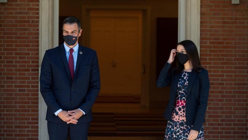 El presidente del Gobierno, Pedro Sánchez, recibe en la Moncloa a la líder de Ciudadanos, Inés Arrimadas. /EFE