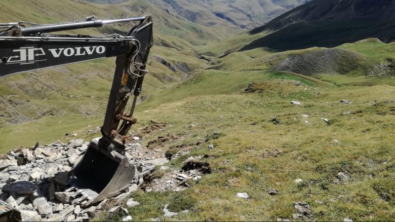Las máquinas de Aramón, propiedad al 50% del Gobierno de Aragón y de Ibercaja, llevan unas semanas trabajando en las laderas de Castanesa.