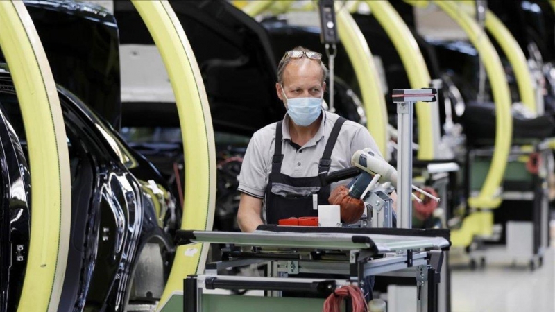 Un trabajador de la cadena de producción de Mercedes Benz en Sindelfingen, Alemania, con mascarilla para evitar el contagio por coronavirus / EFE