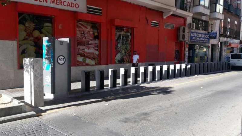Una estación de BiciMad, sin ninguna bicicleta, en la madrileña calle de Bravo Murillo. JOSÉ LUIS PEÑA