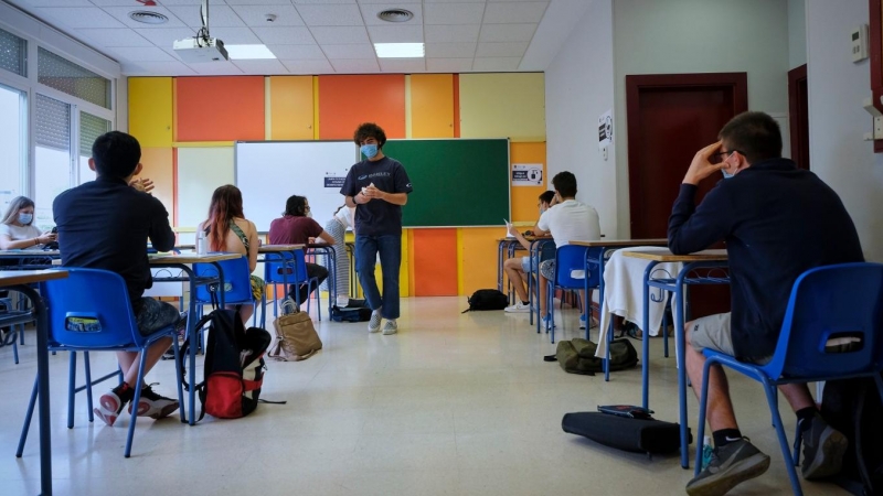 Alumnos de bachiller mantienen las medidas de seguridad en el aula (Madrid). /Europa Press/ Archivo