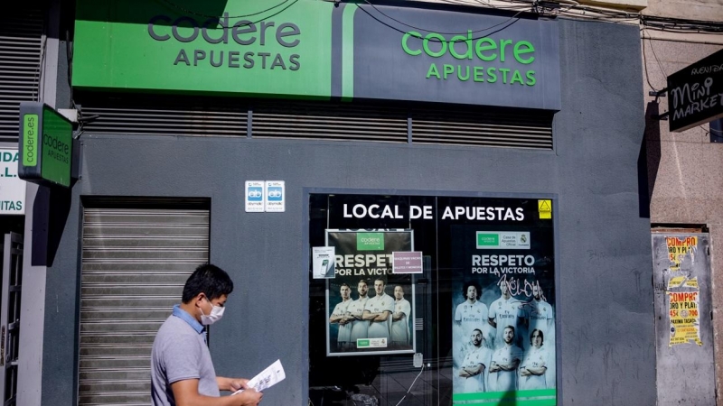 Un hombre pasa por un local de apuestas de Codere, en Madrid. E.P./Ricardo Rubio