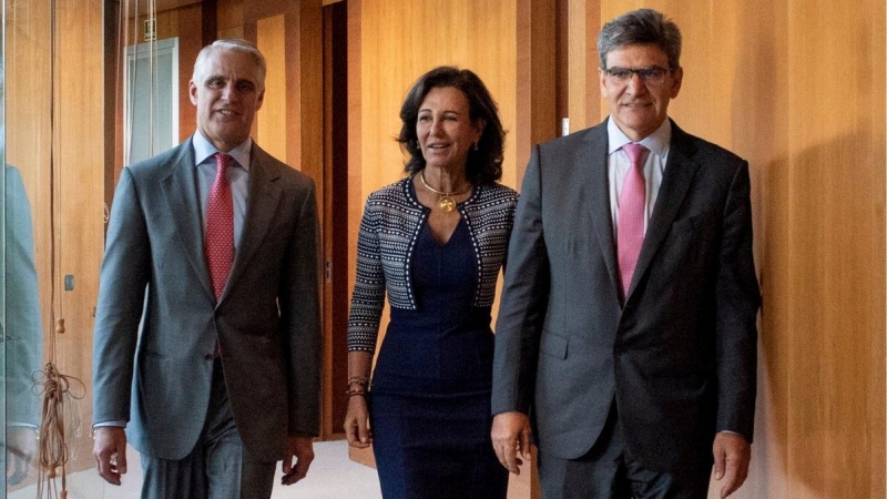 Foto distribuida en su día por el Banco Santander de Andrea Orcel, Ana Botin y Jose Antonio Alvarez, del día en que se anunció el fichaje del italiano como consejero delegado de la entidad, en septiembre de 2018. REUTERS
