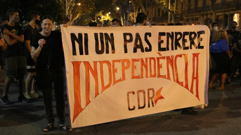 Pancarta de la capçalera de la manifestació convocada pel CDR l'11 de setembre del 2020, amb el lema 'Ni un pas enrere. Independència'. ACN/Marta Casado