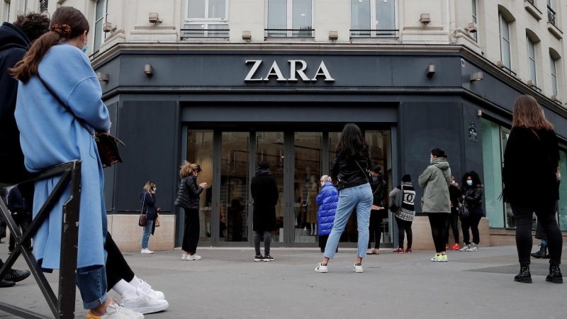 Varias personas esperan para entrar en una tienda de Zara (la principal enseña de la multinacional textil Inditex) en París. REUTERS/Benoit Tessier