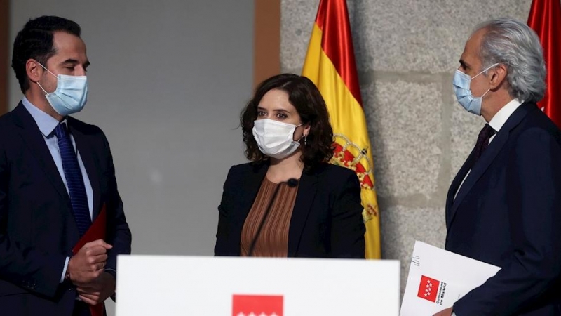 La presidenta madrileña, Isabel Díaz Ayuso, el vicepresidente madrileño, Ignacio Aguado (izda), y el consejero de Sanidad de Madrid, Enrique Ruiz Escudero. /EFE