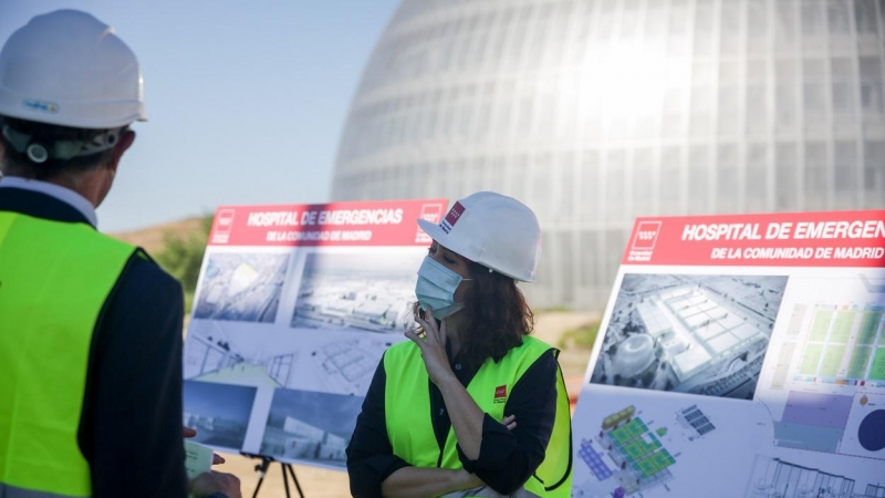 La presidenta de la Comunidad, Isabel Díaz Ayuso, durante su visita las obras de construcción del nuevo Hospital de Emergencias de la región en la zona de Valdebebas. E.P./Ricardo Rubio