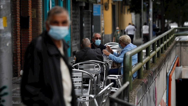 20/09/2020.- Vecinos de Carabanchel sentados en la terraza de un bar de su barrio este domingo. / EFE - David Fernández