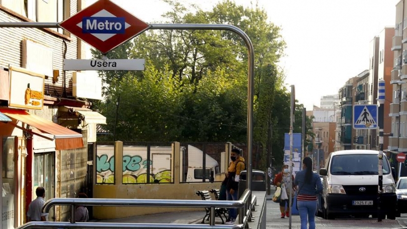 Acceso a la estación de metro de Usera, uno de los barrios afectados por las restricciones sanitarias, este martes, en Madrid. /EFE/Ballesteros