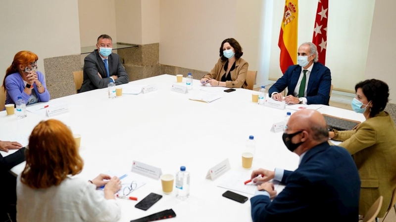 Fotografía facilitada por la Comunidad de Madrid de la reunión que ha mantenido la presidenta regional, Isabel Díaz Ayuso, y el consejero de Sanidad, Enrique Ruiz Escudero, con los integrantes de la Mesa Sectorial de Sanidad. . EFE/Comunidad de Madrid