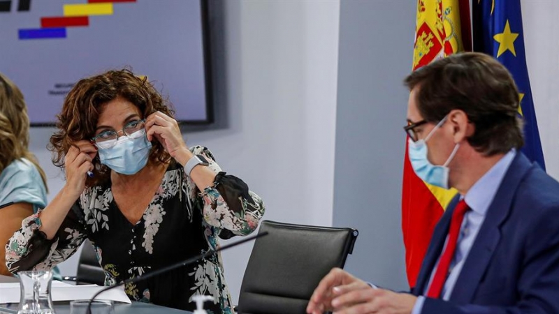 La ministra de Hacienda y portavoz del Gobierno, Maria Jesús Montero (i), y el ministro de Sanidad, Salvador Illa, en la rueda de prensa en el Palacio de la Moncloa. EFE/Emilio Naranjo