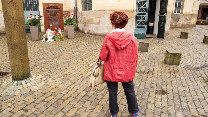 En otras ciudades de España se rinde homenaje a las víctimas del franquismo en monumentos como es el caso de este monolito en Vitoria a las víctimas del franquismo y de la Guerra Civil en Álava. /EFE/ David Aguilar
