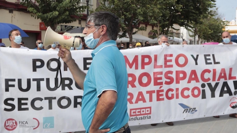 Los trabajadores del sector aeroespacial de la Bahía de Cádiz durante la protesta realizada en la localidad gaditana de Puerto Real este marte en una jornada de huelga convocada a nivel nacional. /EFE/ Román Ríos.