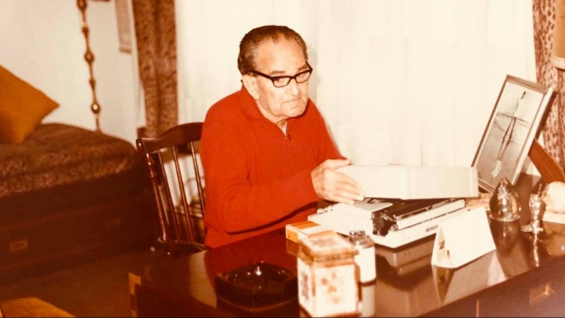 Juan Alonso Pérez, escribiendo en su máquina de escribir, en torno a 1974. / ARCHIVO FAMILIAR