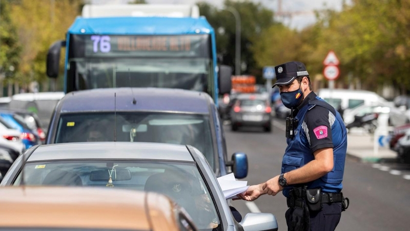 Agentes de la Policía municipal, en tareas de control en el Barrio de Orcasur, en Madrid. EFE/Rodrigo Jiménez