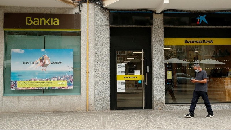 Sucursales de Bankia y Caixabank, juntas en una calle céntrica de Barcelona. REUTERS/Albert Gea