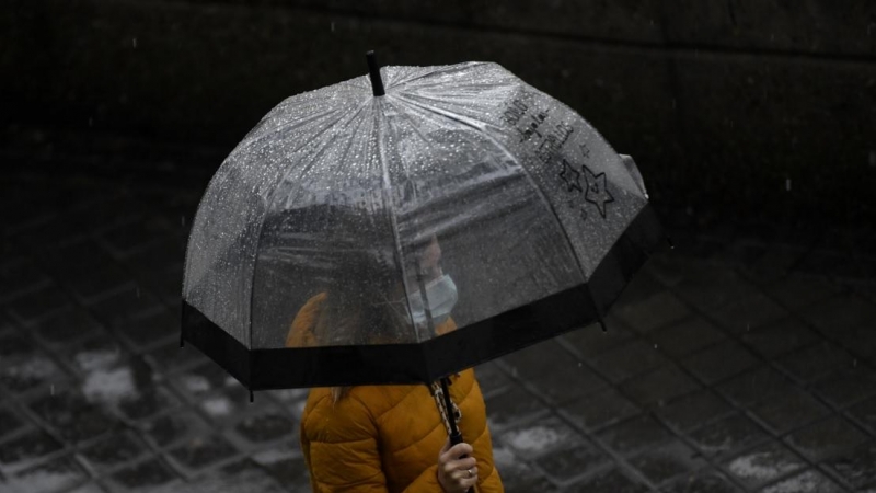 Una persona camina bajo la lluvia protegida con un paraguas, en Madrid. Óscar Cañas / Europa Press