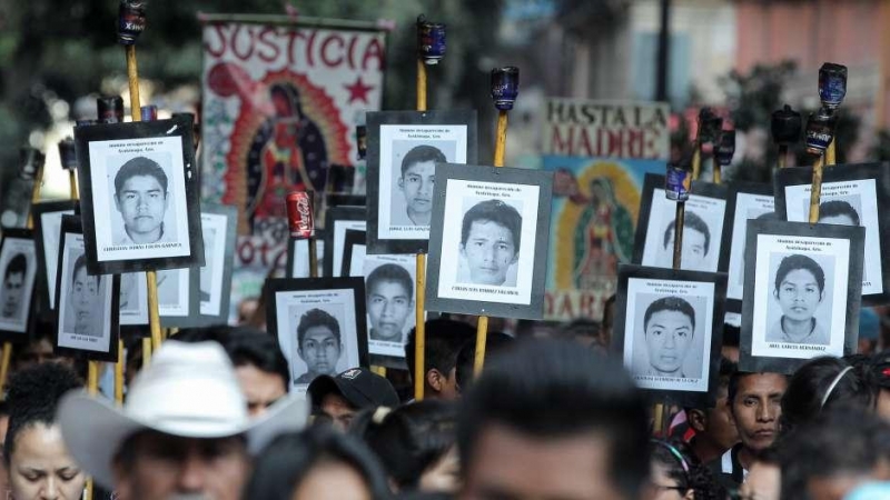 Imagen de archivo de una manifestación por los 43 estudiantes desaparecidos en Ayotzinapa. EFE/Alex Cruz