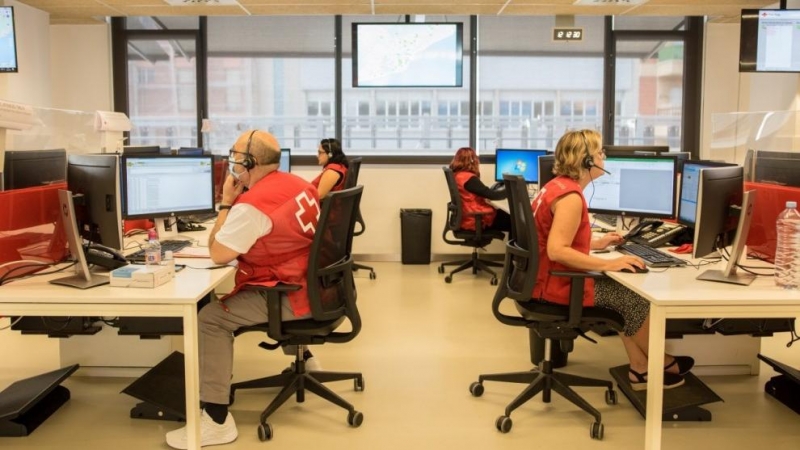 Centro de llamadas de la Creu Roja en Barcelona. / MIGUEL VELASCO ALMENDRAL