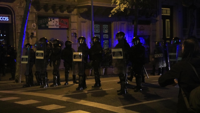 Agents antiavalots dels Mossos i la Policia Nacional durant les protestes contra la sentència de l'1-O. ACN
