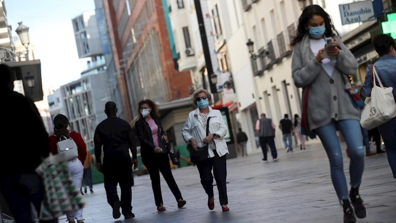 01/10/2020.- Ciudadanos pasean este jueves por las zonas comerciales del centro de Madrid. / EFE - David Fernández