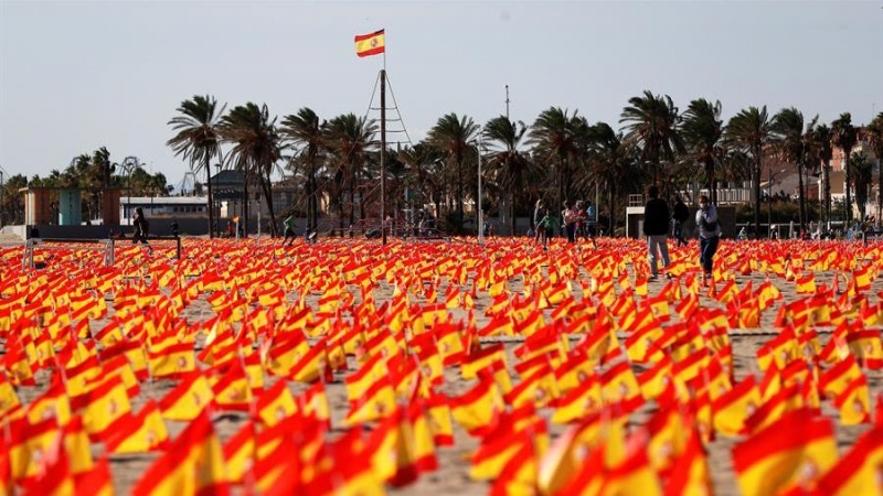 Una playa de Valencia amanece con 53.000 banderas por las víctimas de covid / EFE
