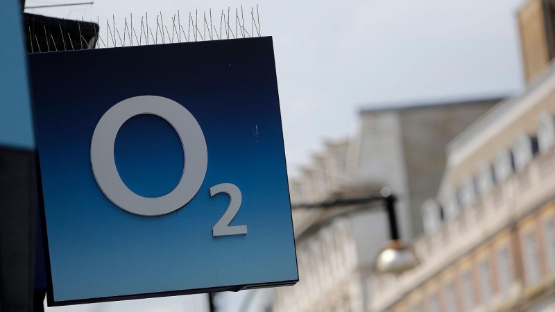El logo de O2 en una tienda de la operadora de móviles en Londres. AFP/Tolga AKMEN