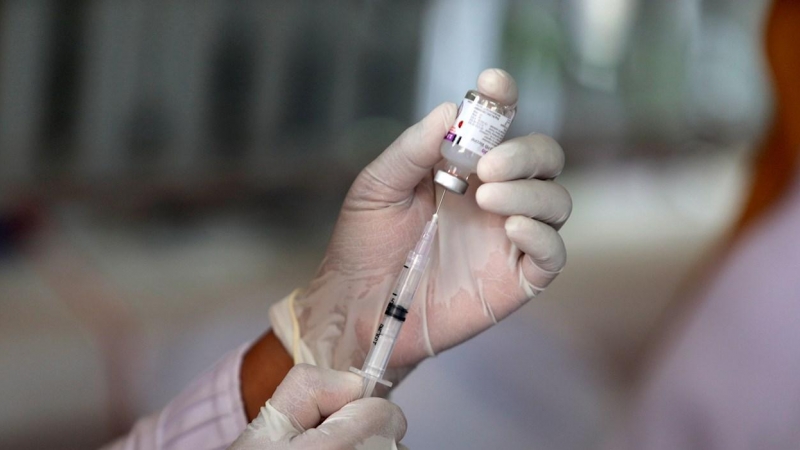 La multinacional Johnson & Johnson anunció este lunes que detuvo los ensayos de una vacuna en investigación contra la covid-19 debido a una 'enfermedad inexplicable' en un participante. EFE/EPA/HOTLI SIMANJUNTAK/Archivo