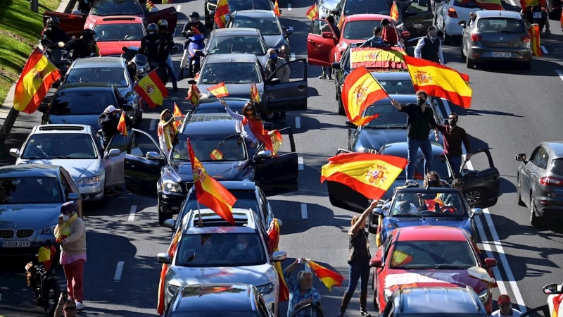 Un centenar de coches parados en el Paseo de la Castellana de Madrid, en una manifestación contra el estado de alarma convocada por Vox. EFE