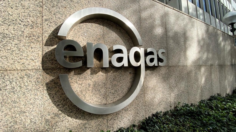 Detalle del logo de Enagás en la sede de la empresa de infraestructuras de gas natural en Madrid. E.P./Eduardo Parra